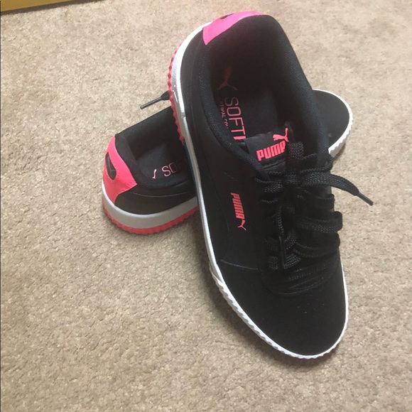 ****SOLD ****Womens Puma Soft Foam Sneaker - Picture 2 of 16
